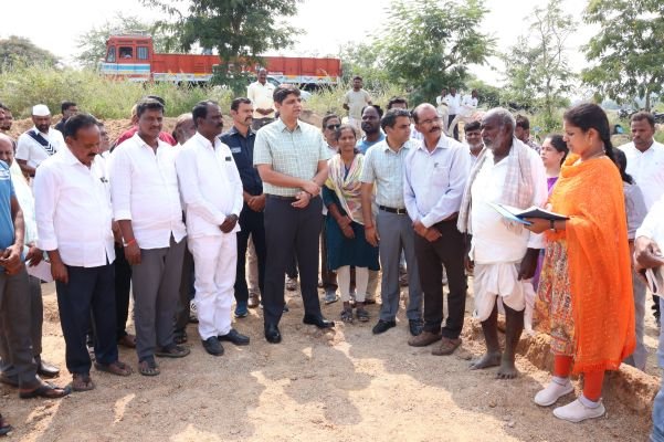 ప్రతి రైతు తన వ్యవసాయ భూమిలో వ్యవసాయ క్షేత్ర చెరువు నిర్మాణం చేపట్టాలి -  జిల్లా కలెక్టర్ ఆశిష్ సంగ్వాన్