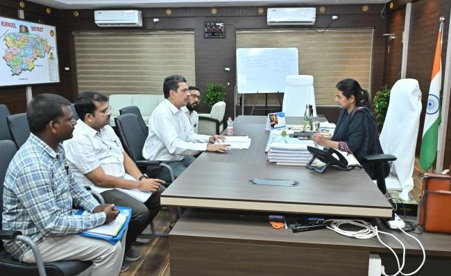 హెచ్‌ఐవీ నియంత్రణలో 95-95-95 లక్ష్యాల సాధనకు ప్రత్యేక కార్యాచరణ*  *మొదటి రెండు లక్ష్యాలను 100 శాతానికి చేర్చేలా చర్యలు చేపట్టాలి*  *మొబైల్ ఐసీటీసీ వాహనాల ద్వారా విస్తృతంగా పరీక్షలు నిర్వహించాలి*  *జిల్లా కలెక్టర్ డా. ఏ. సిరి*