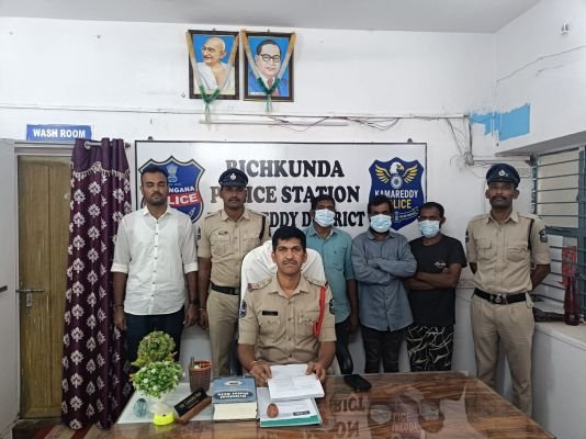 చోరీ కేసును బిచ్కుంద ఛేదించిన పోలీసులు.. ముగ్గురు నిందితుల అరెస్ట్