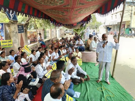 ఎన్.హెచ్.ఏం ఉద్యోగుల 12వ రోజు రిలే దీక్షలకు రిటైర్డు ఉద్యోగ సంఘం నాయకుల మద్దతు
