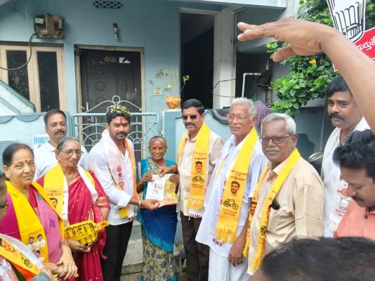 11వ వార్డు లో జోరుగా ఎన్నికల ప్రచారం 