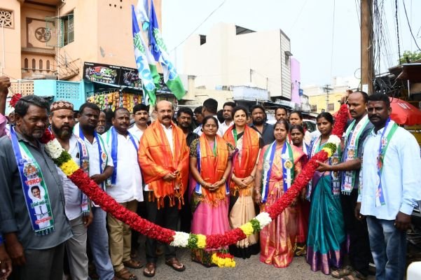 7వ వార్డులో వైఎస్సార్‌సీపీ ఎన్నికల ప్రచారం 