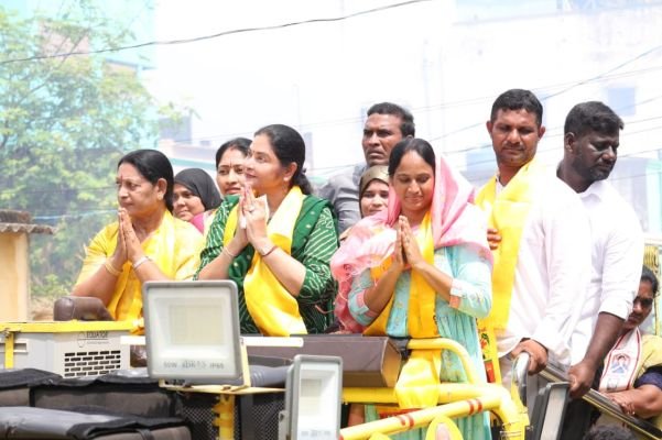  బుచ్చిరెడ్డిపాళెం 12, 13 వార్డుల్లో ‘చెప్పాం.. చేస్తున్నాం’ ఇంటింటి ప్రచారంలో ఎమ్మెల్యే