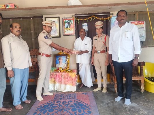 పోలీస్ అమరవీరుడి కుటుంబానికి పోలీస్ అధికారుల పరామర్శ - సీఐ జాన్ రెడ్డి