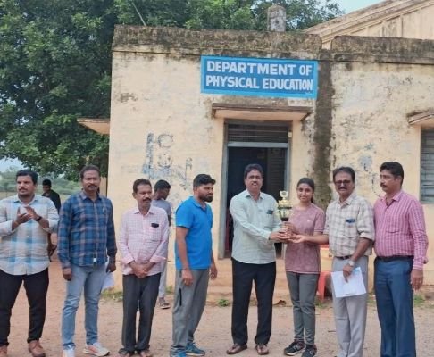 చెస్ పోటీల్లో ఎస్ ఆర్ జె డిగ్రీ కాలేజీ విద్యార్థిని ప్రతిభ 