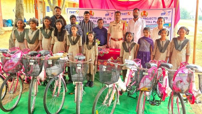 విద్యార్థినుల చదువుకు సైకిళ్ల భరోసా