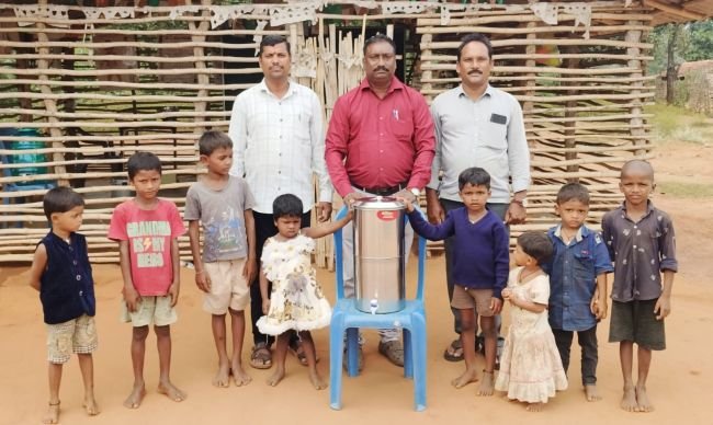 ప్రాథమిక పాఠశాల విద్యార్థులకు వాటర్ ఫిల్టర్ వితరణ.. 