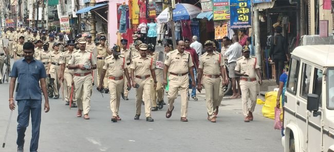 నరసరావుపేటలో పోలీసుల ఫ్లాగ్‌మార్చ్‌