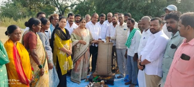 కొల్చారం మండలంలో ఘనంగా వరి ధాన్యం కొనుగోలు కేంద్రాల ప్రారంభం