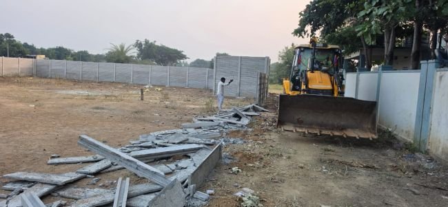 ప్రభుత్వ భూముల్లో అక్రమ నిర్మాణాలను కూల్చివేతలు- తహసీల్దార్ చంద్రశేఖర్ రెడ్డి