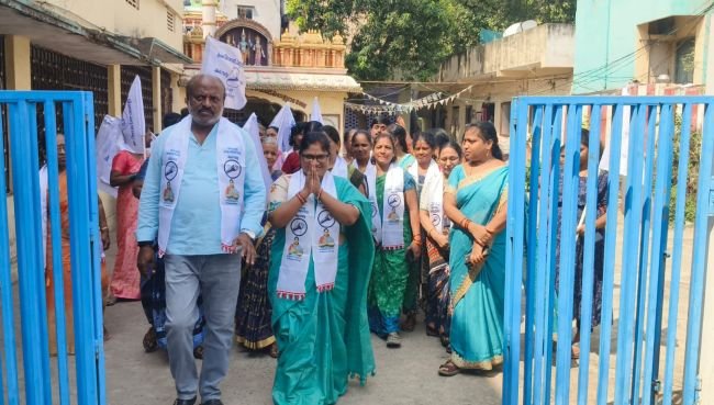 ఒక అవకాశం ఇవ్వండి వార్డును అభివృద్ధి చేసి చూపిస్తా...  * 48 వ వార్డు స్వతంత్ర అభ్యర్థి కోయిలాడ సూర్యకళ (నవ్య) *
