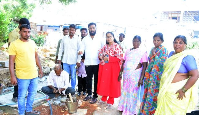 నీటిని పొదుపుగా వాడుకోవాలి  వేసవిని దృష్టిలో పెట్టుకొని ప్రతి నల్లాకు ట్యాప్‌ బిగింపు