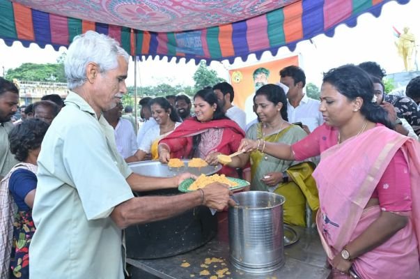 దివంగత మాజీ కార్పొరేటర్ చెరుకూరి వసంత్ కుమార్ జ్ఞాపకార్థం  - ఎమ్మెల్యే సతీమణి కంచర్ల ప్రతిమ, మేయర్ అభ్యర్థి కటారి హేమలత పాల్గొని ప్రజలకు అన్నదానం