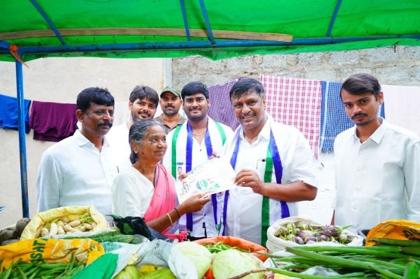 వైసీపీ 7వ వార్డు  కౌన్సిలర్ అభ్యర్థి కృపాకర్ రెడ్డి  ఇంటింటా ప్రచార కార్యక్రమం 