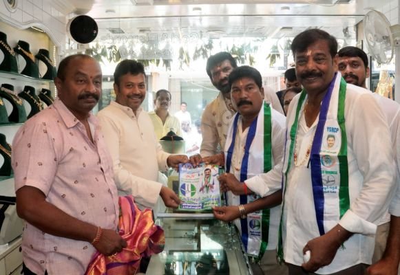 వైసిపి మేయర్ అభ్యర్థి ఆనం విజయకుమార్ రెడ్డి తో కలిసి ఎన్నికల ప్రచారం నిర్వహించిన ఎమ్మెల్సీ  పర్వత రెడ్డి చంద్రశేఖర్ రెడ్డి 