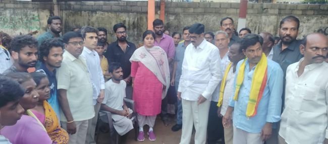 వికలాంగుడు ఖాదర్ భాష కుటుంబాన్ని దత్తత తీసుకున్న ఆనం కైవల్యా రెడ్డి 