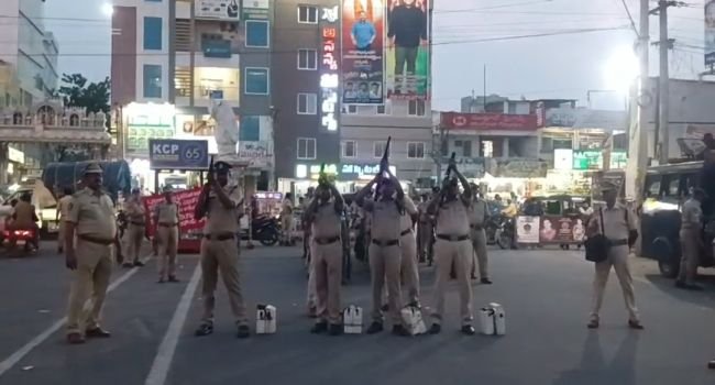 నరసరావుపేటలో పోలీసుల మాక్ డ్రిల్