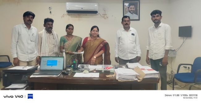 రైతులకు భూ పరిహార చెక్కులు అందజేత