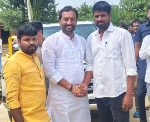 రోడ్డు సౌకర్యం కల్పించాలని ఎంపీకి వినతిపత్రం