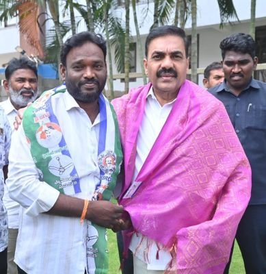 కాకాణి సమక్షంలో తెలుగుదేశంని వీడి వైఎస్ఆర్‌సీపీలో చేరిన 50 కుటుంబాలు
