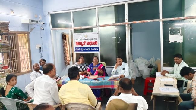 జలదంకిలో ఎంపీటీసీ నామినేషన్ల పరిశీలన