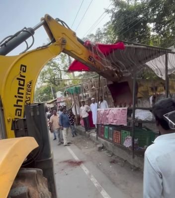 సంగారెడ్డిలో ఫుట్‌పాత్‌లపై అక్రమ నిర్మాణాల తొలగింపు