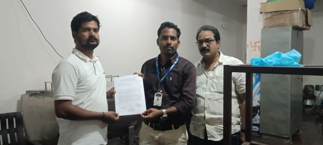 రామ్ రెడ్డి డైరీ పాల కేంద్రంపై ఫుడ్ ఇన్‌స్పెక్టర్ తనిఖీలు నెయ్యి, పన్నీర్ నమూనాల సేకరణ