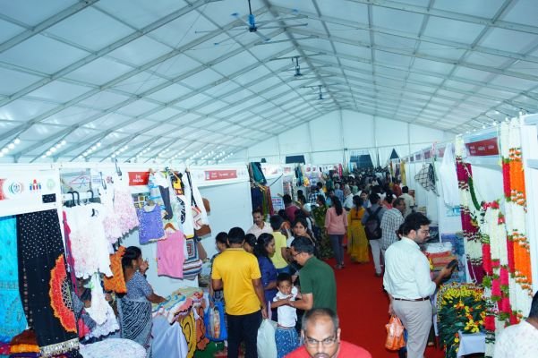 సరస్ కు సందర్శకుల తాకిడి