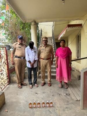 అనాకోడేరులో అక్రమ మద్యం విక్రయాలు.. ఒకరి అరెస్టు  బెల్ట్ షాపుపై ఎక్సైజ్ అధికారుల దాడి.. 6 మద్యం సీసాలు స్వాధీనం