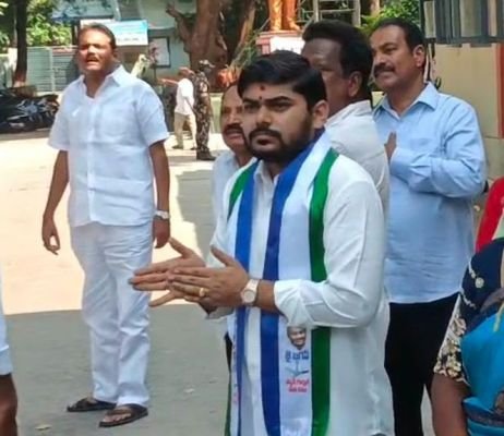 బొత్స సత్యనారాయణ ఫ్యామిలీ కి షాక్....