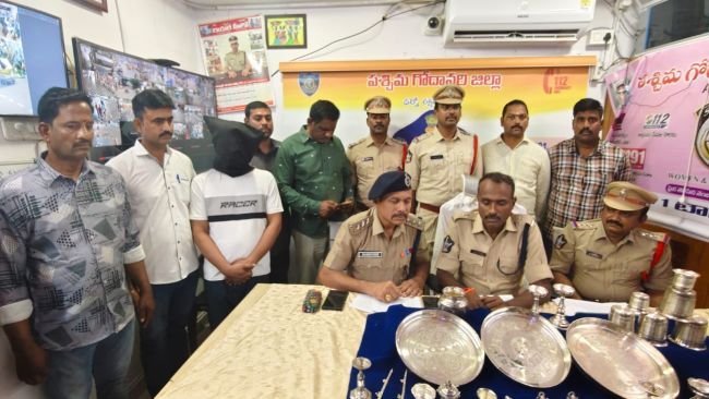 భీమవరంలో భారీ దొంగతనాల కేసు 24 గంటల్లో ఛేదన  శ్రీనిధి అపార్ట్‌మెంట్‌లో వరుస చోరీలు.. నిందితుడి అరెస్ట్  రూ.1.08 కోట్ల విలువైన బంగారం, వెండి, నగదు స్వాధీనం