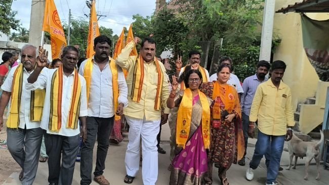 52వ డివిజన్ తంగవేలు కాలనీలో యువ కార్పొరేటర్ పీఎస్ చందు ప్రచారం జోరు  మేయర్ గా కటారి హేమలతను భారీ మెజారిటీతో గెలిపించండి