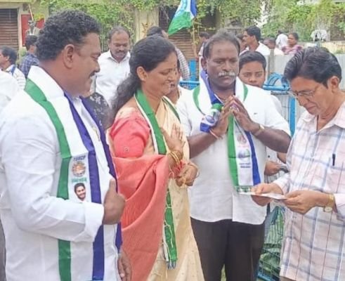 వైసీపీ అభ్యర్థుల విజయం కోరుతూ ముదునూరి ప్రచారం