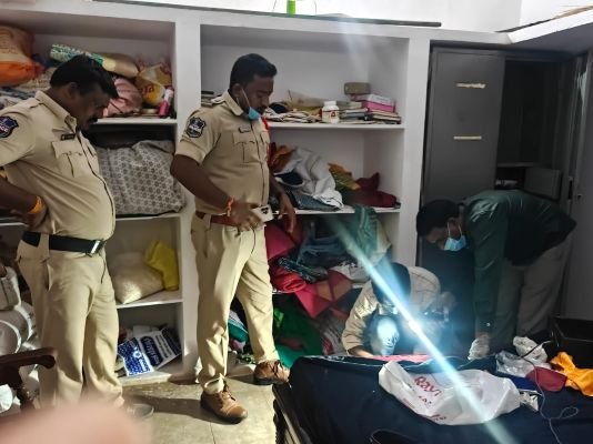 కొరటికల్‌లో భారీ చోరీ.. 10 తులాల బంగారం, రూ.1.50 లక్షల నగదు మాయం !  