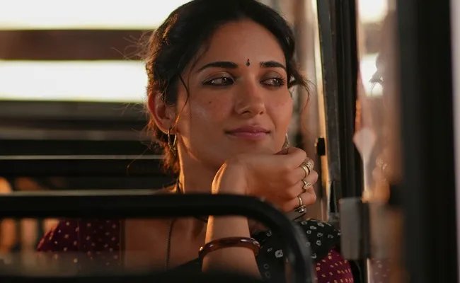 ఆకాశంలో ఒక తార: దుల్కర్ చిత్రంలో బిజిలీగా రుహానీ శర్మ.. ఆకట్టుకుంటున్న ఫస్ట్ లుక్!