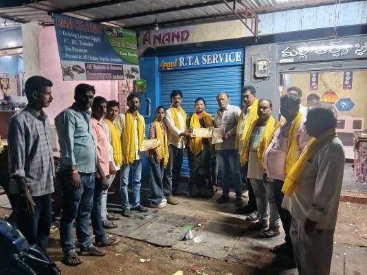 రాయదుర్గం 13వ వార్డులో టీడీపీ కౌన్సిలర్ అభ్యర్థి జి.హరిప్రియ ఎన్నికల ప్రచారం జోరు - ఇంటింటికి తిరిగి ఓట్ల అభ్యర్థన