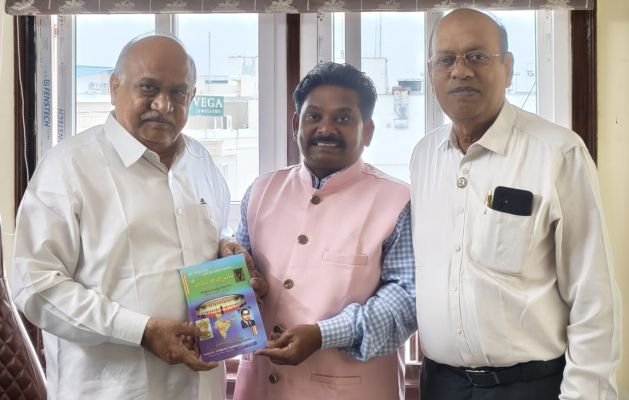 సుప్రీంకోర్ట్ ఎ.జి.ఎస్ కు  రాజ్యాంగం  గ్రంథం బహుకరణ 