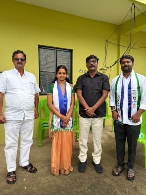 మాజీ ఎంపీ డాక్టర్ తలారి రంగయ్య ను కలసిన మున్సిపల్ వైయస్సార్సీపి చైర్ పర్సన్ బోయ మౌనిక.