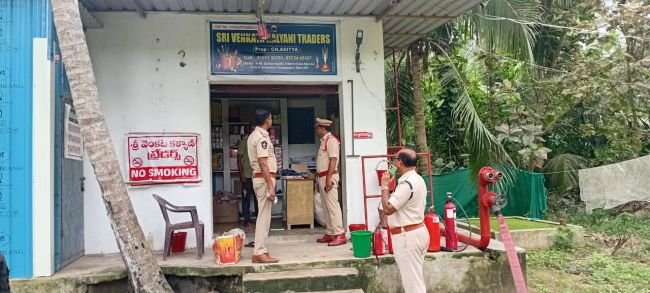 బాణాసంచా దుకాణాలు తనిఖీ చేసిన డిఎస్పి...