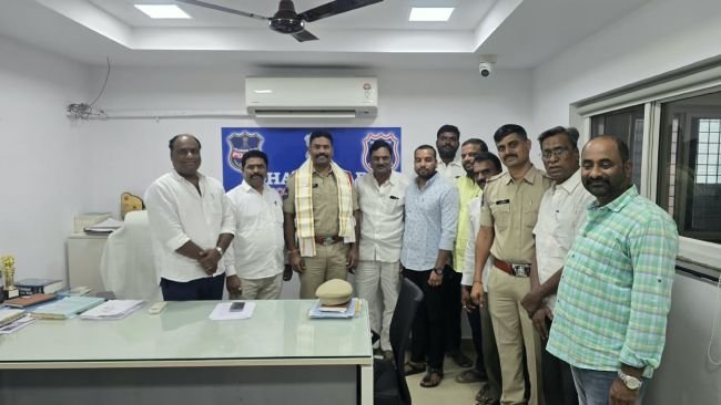 నూతన ఎస్‌హెచ్‌ఓకు రెడ్డి సంఘం అభినందనలు