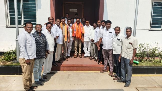 నూతన ఎస్‌హెచ్‌ఓ ను కలిసిన బీఆర్‌ఎస్‌ నేతలు
