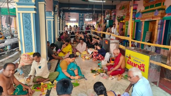 శనీశ్వర స్వామి ఆలయంలో పోటెత్తిన భక్తులు
