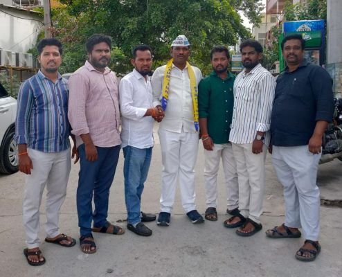 ఆమ్ ఆద్మీ పార్టీ తిరుపతి మేయర్ అభ్యర్థి నీరుగట్టు నగేష్ స్వగృహానికి విచ్చేసి మద్దతు ప్రకటించిన విద్యార్థి, యువజన, ప్రజా సంఘాలు.