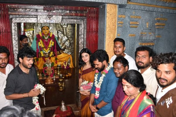 శ్రీ భద్రకాళి అమ్మవారిని దర్శించుకున్న గరివిడి లక్ష్మి చిత్ర యూనిట్