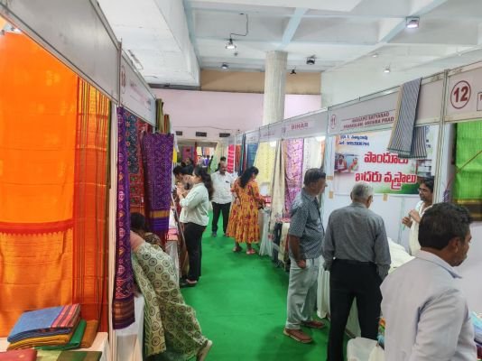 చివరి రెండు రోజులు సందడిగా మారిన ‘షీ-2026’ చేనేత వస్త్ర ప్రదర్శన  చేనేత చీరల కొనుగోలుకు ఆసక్తి చూపిన వస్త్రాభిమానులు
