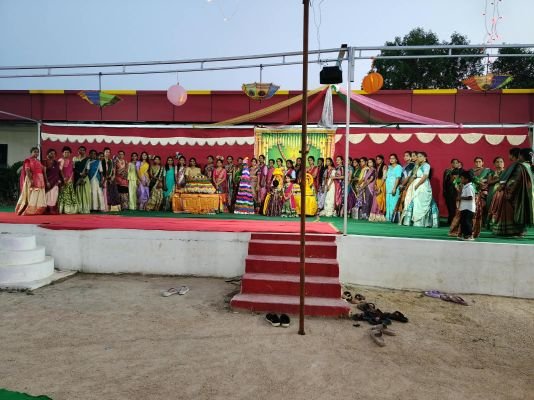 అమెరి కిడ్స్‌ పాఠశాలలో ఘనంగా బతుకమ్మ సంబరాలు. 