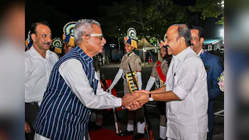  కేరళ లోక్ భవన్ కిచెన్‌లో మాంసాహారంపై నిషేధం: బాధ్యతలు చేపట్టిన తొలిరోజే గవర్నర్ ఓం ప్రకాష్ మాథుర్ కీలక ఆదేశాలు..
