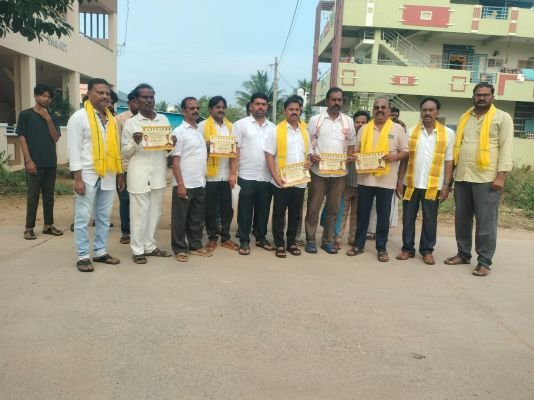 18వ వార్డులో డాక్టర్ శ్రీరామ్ రెడ్డికి ప్రజల బ్రహ్మరథం  గడపగడపకు విస్తృత ప్రచారం.. వార్డు సమస్యల పరిష్కారమే లక్ష్యం