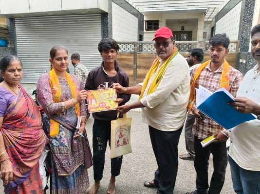 వర్షంలోనూ ఇంటింటా ప్రచారం.. పవిత్ర రఘు ముందడుగు