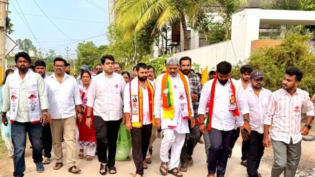 44వ డివిజన్‌లో కూటమి నేతల విస్తృత ప్రచారం.మేయర్ అభ్యర్థి అజేష్ యాదవ్,